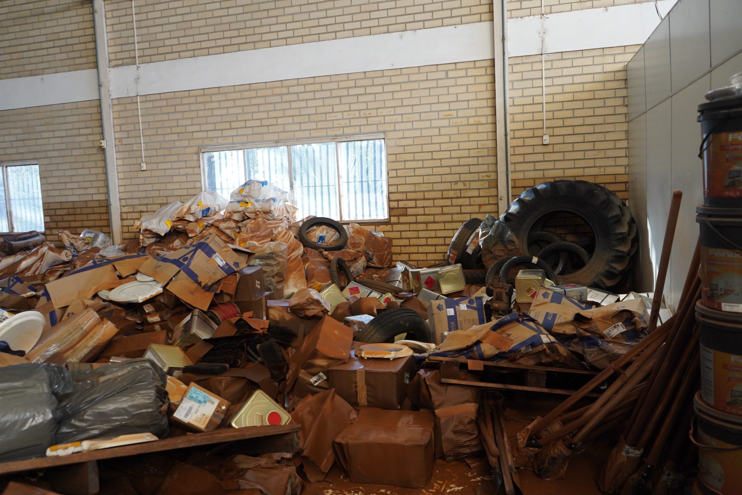 Começa a limpeza do prédio da Secretaria de Obras de Campo Bom