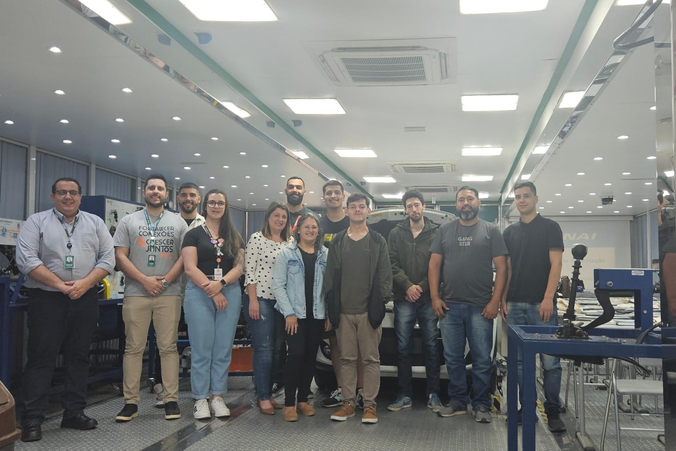 Carreta do Senai realiza curso de manutenção automotiva em Campo Bom
