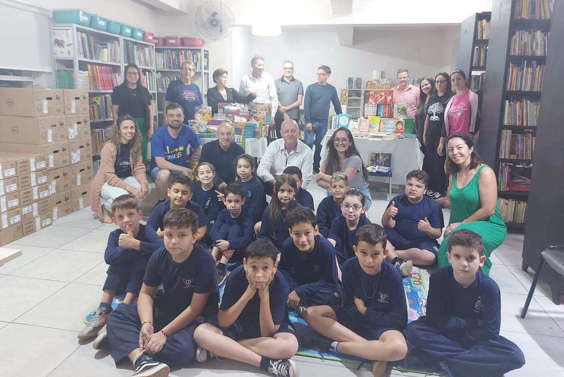 EMEFs Presidente Vargas e Princesa Isabel recebem doações do Sicredi