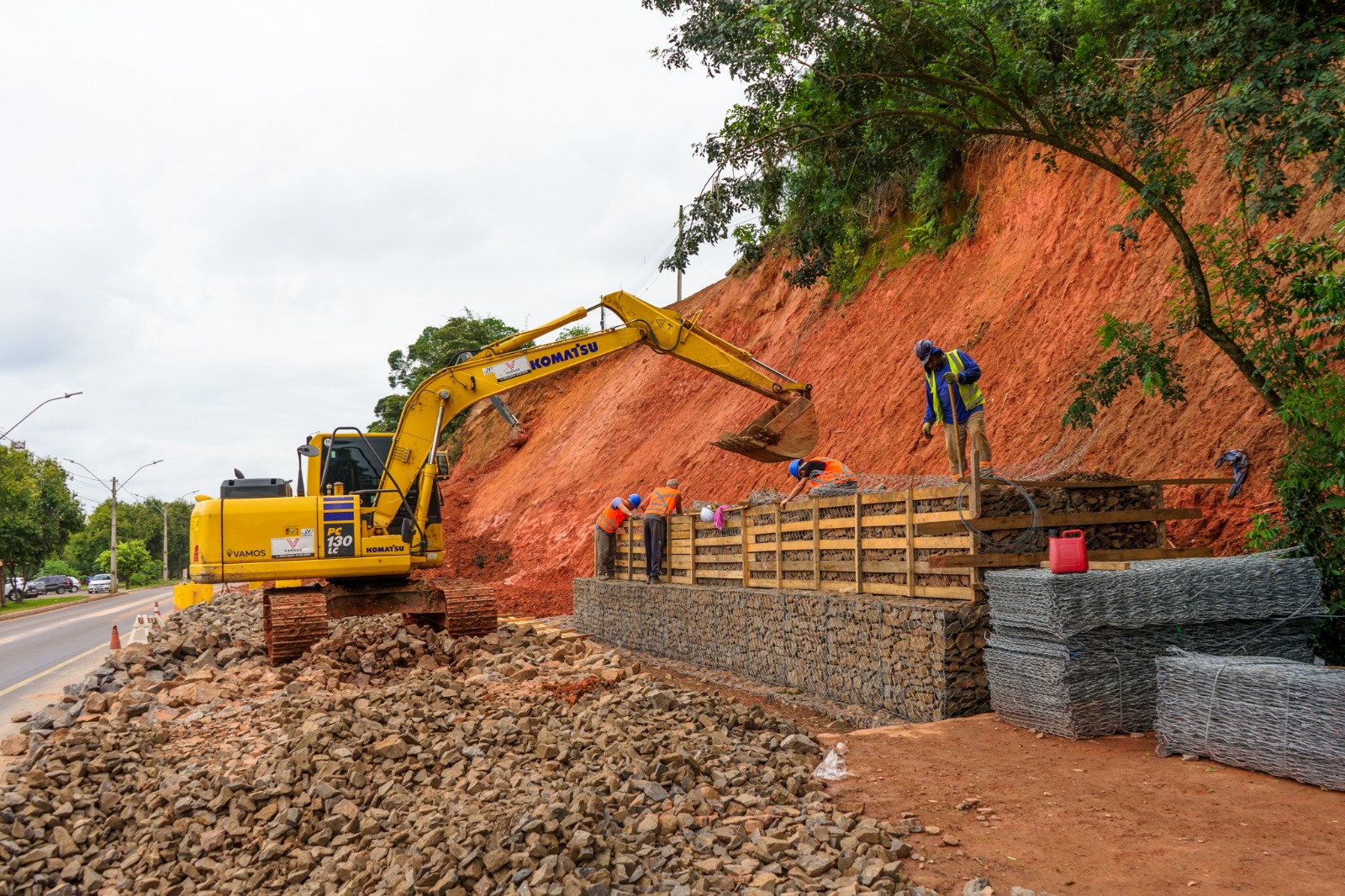 Começa construção de muro de contenção na Av. dos Municípios