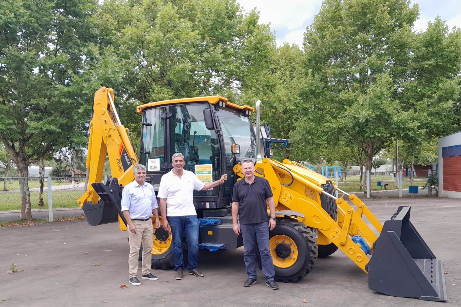Patrulha Agrícola recebe nova retroescavadeira
