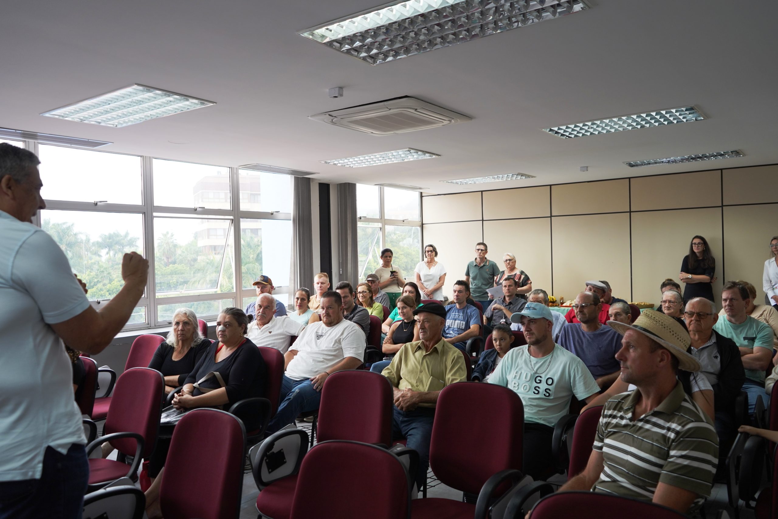 Prefeitura reúne agricultores e destaca importância do setor no fornecimento da merenda escolar