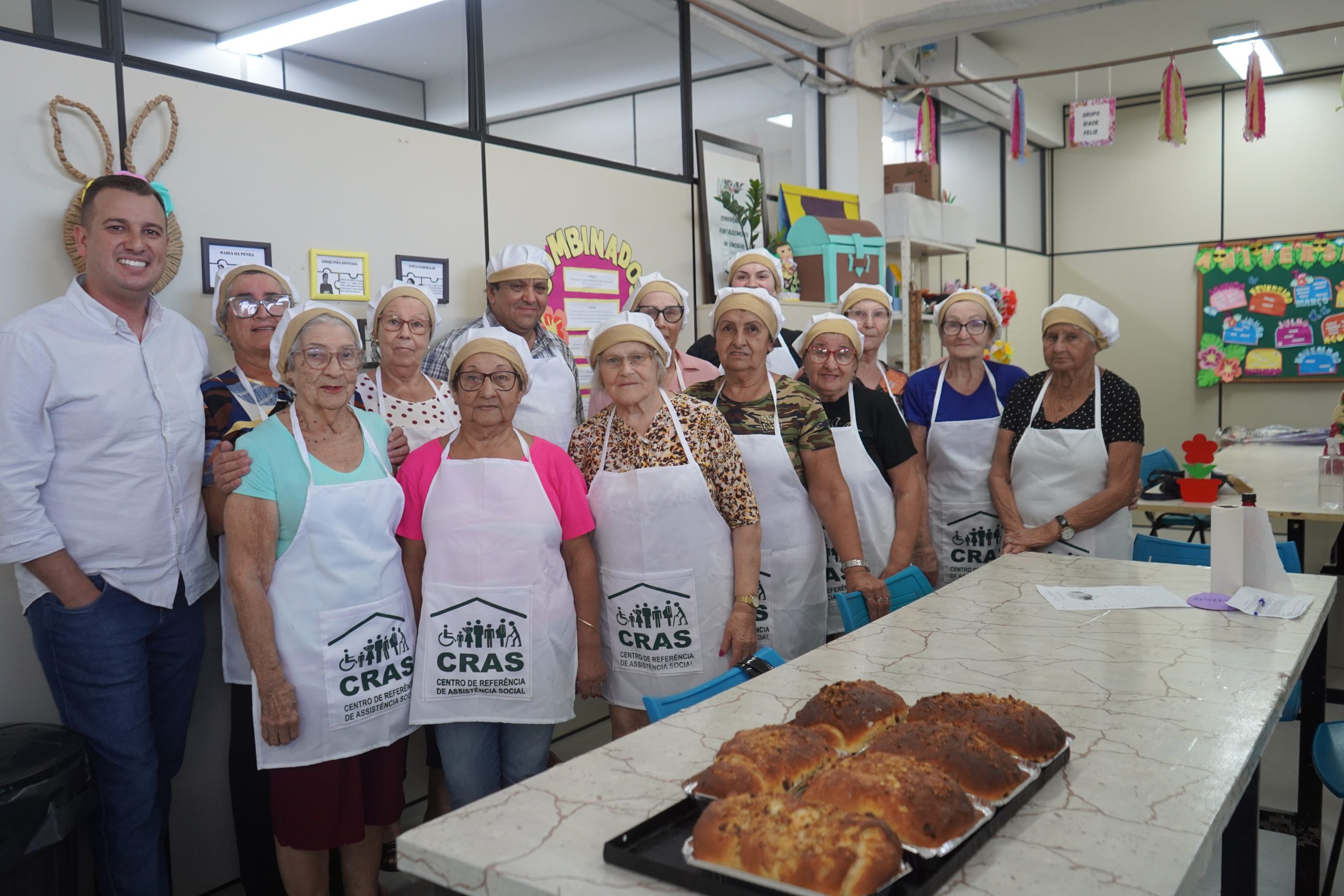 Idosos aprendem a preparar a Colomba Pascal no Cras de Campo Bom