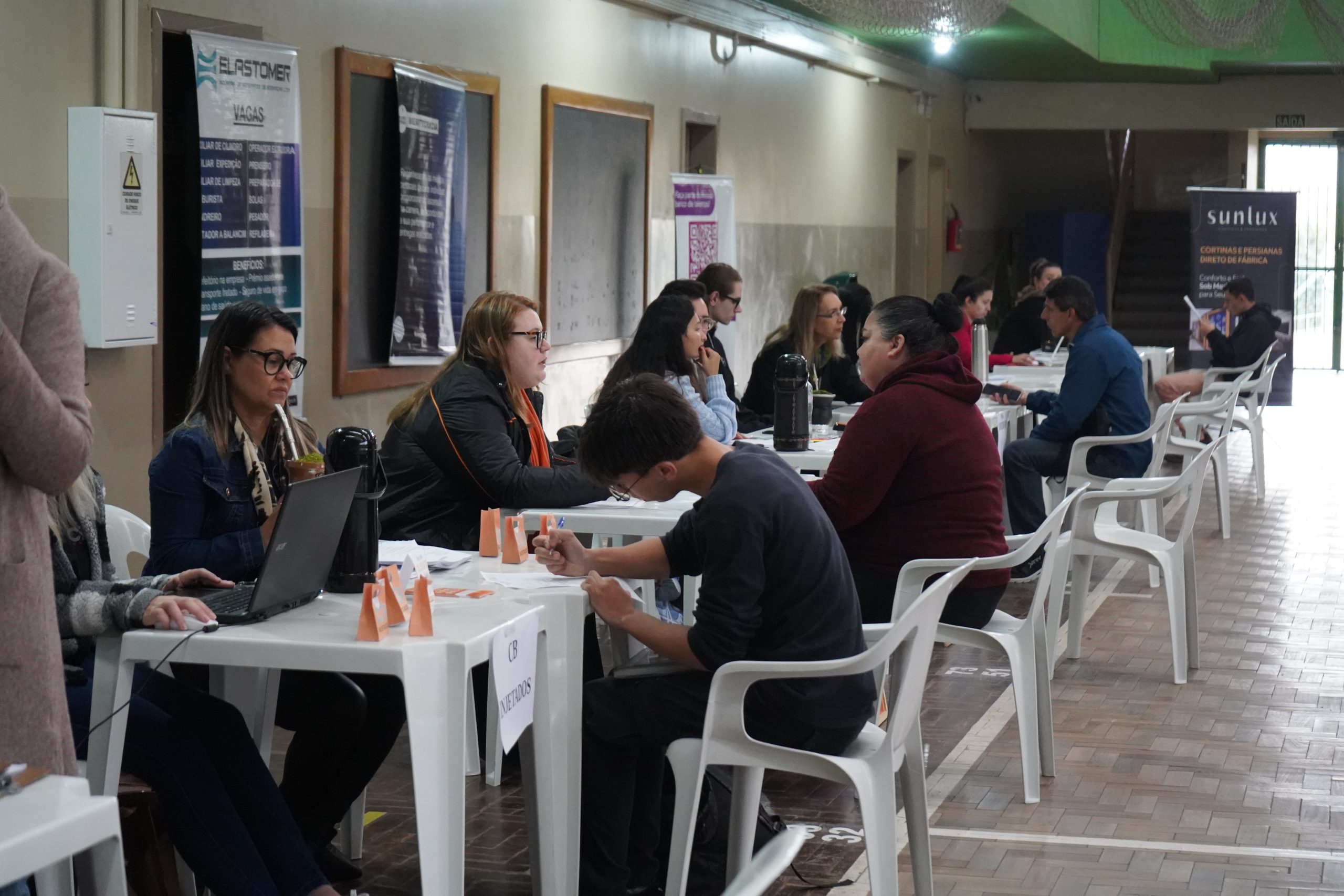Mutirão de Empregos mobiliza dezenas de candidatos e dá largada às inscrições dos cursos do RS Qualificação