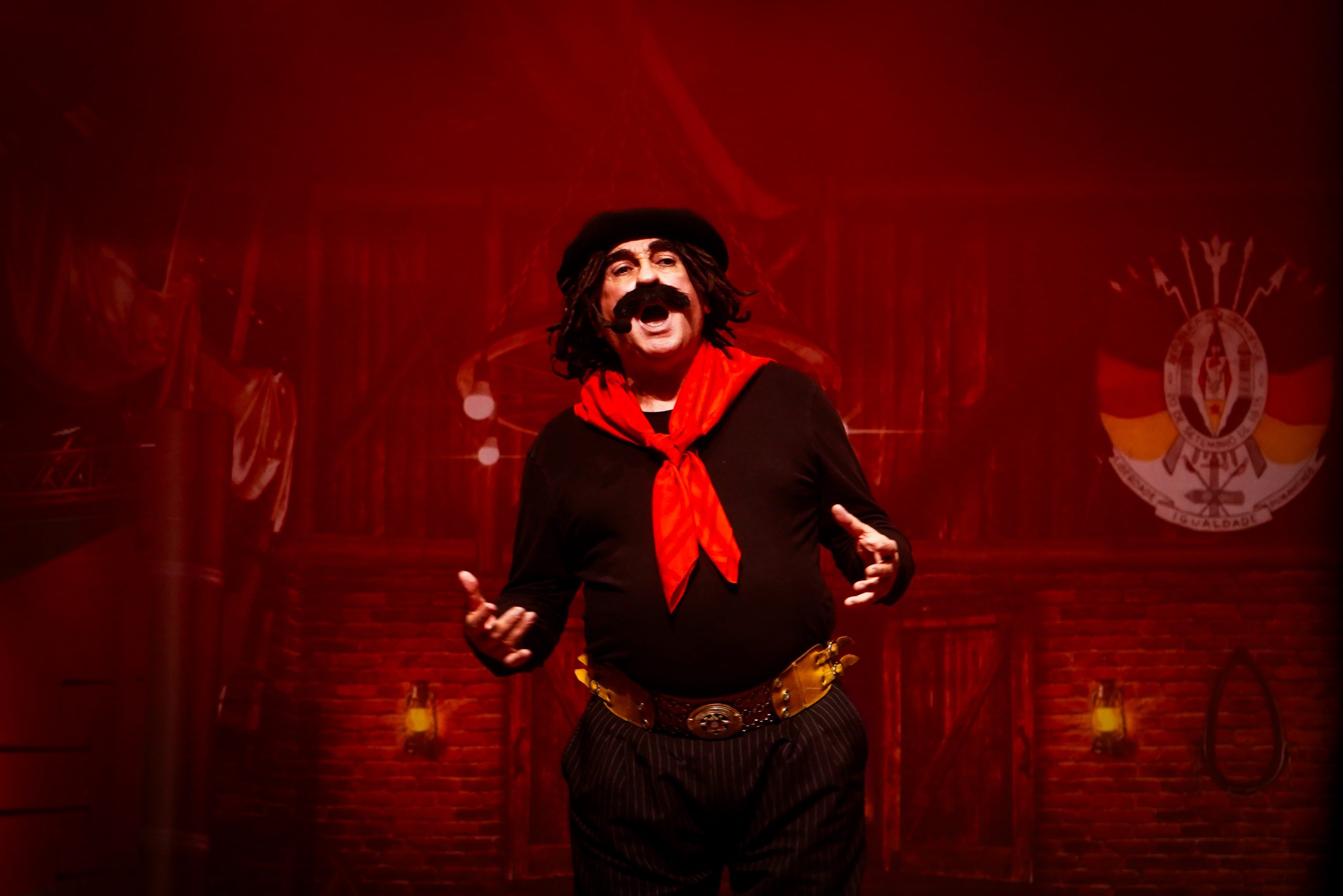 Festejando Campo Bom lota Teatro do CEI com atrações culturais