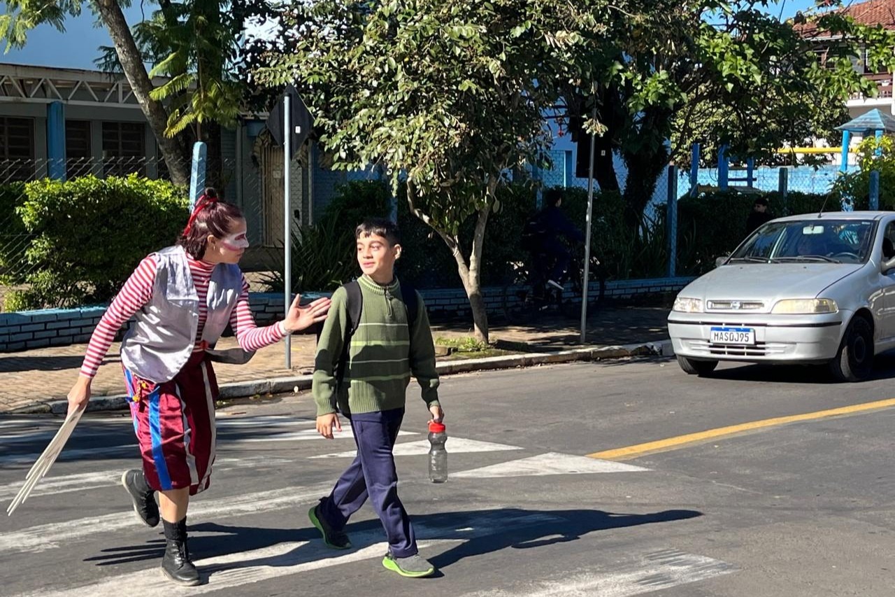 Educação no Trânsito é cidadania em movimento: ações lúdicas levam conscientização para ruas e escolas