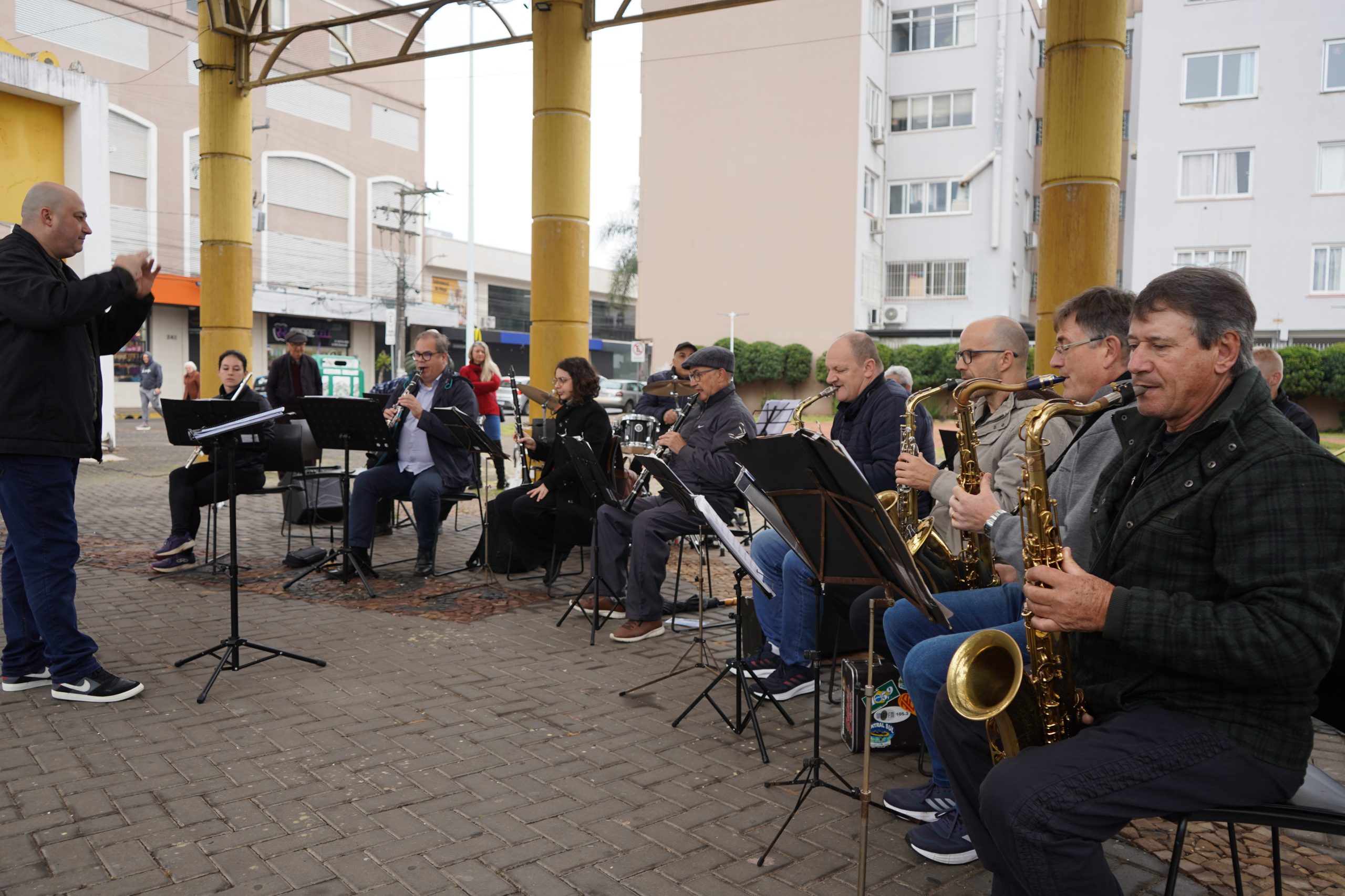 Banda Municipal fez ensaio aberto no Largo Irmãos Vetter, sem medo da cerração e do frio