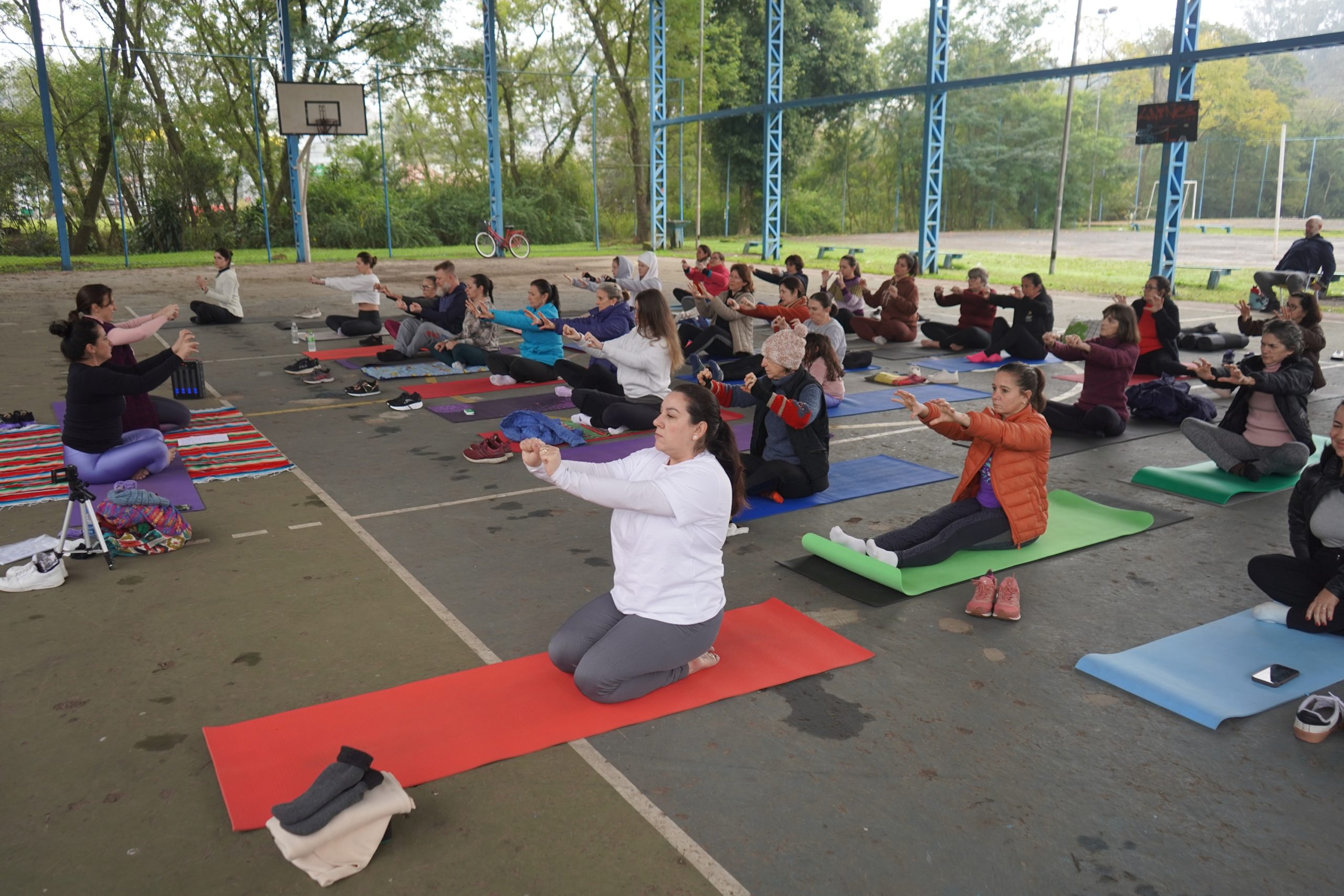 Sessão de Yoga ao ar livre promove saúde, equilíbrio e bem-estar no Parcão