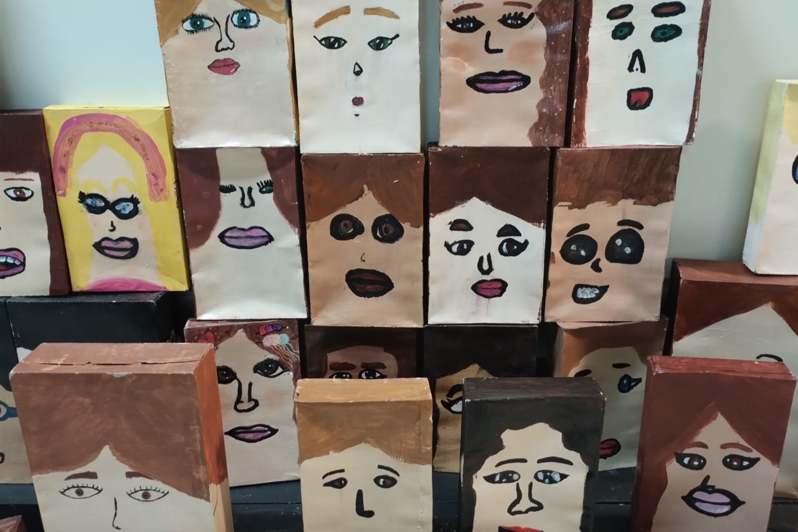 Exposição “No Mundo dos Sonhos de Magritte” reúne releituras criativas de alunos da Escola de Arte-Educação