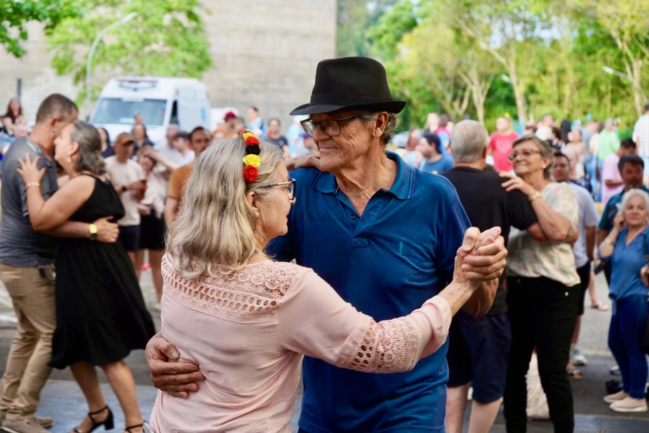 Primeira edição do Biergarten Fest reúne milhares de pessoas na Rua Coberta