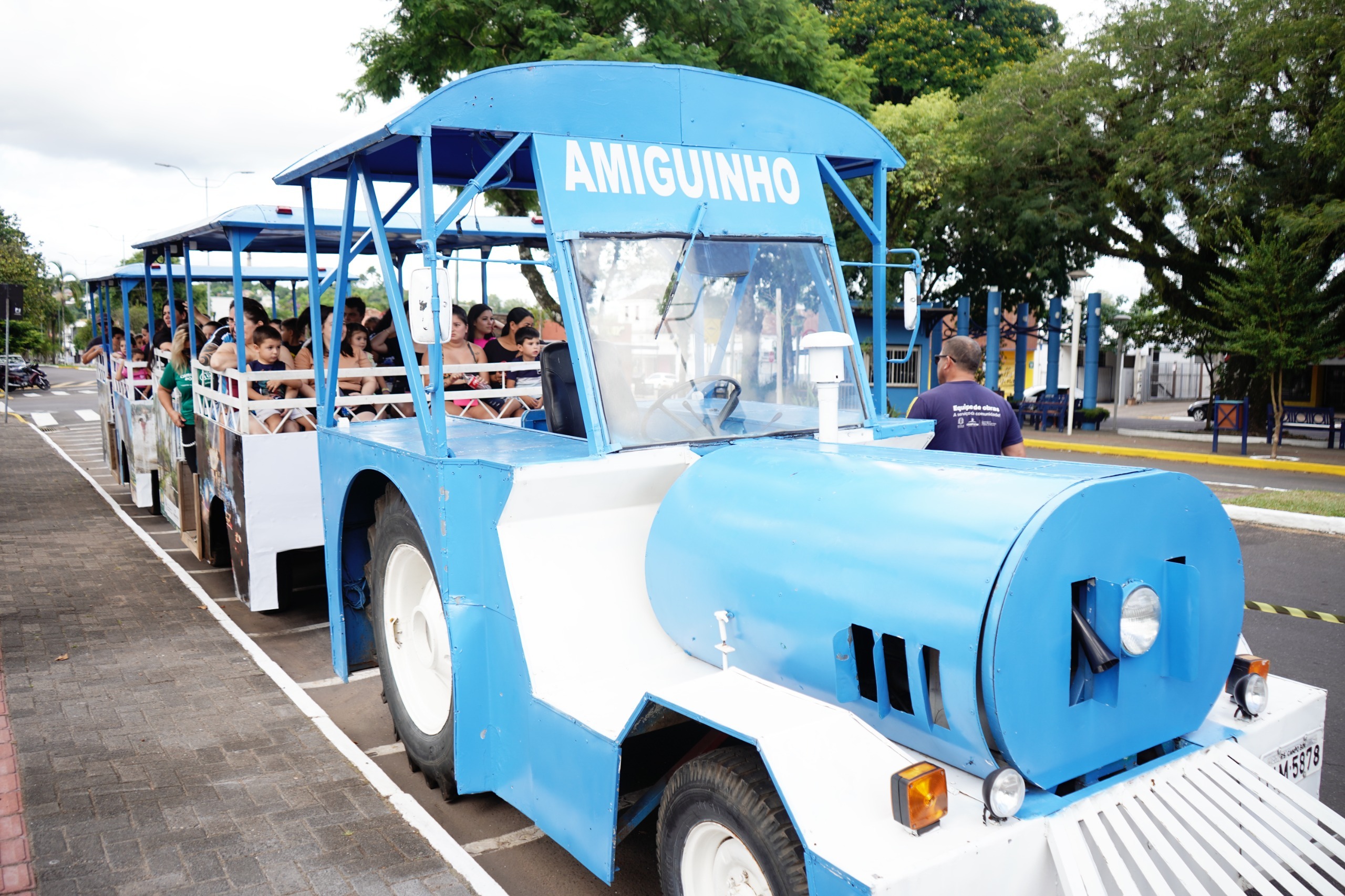 Amiguinho faz a alegria da garotada no Mês da Criança