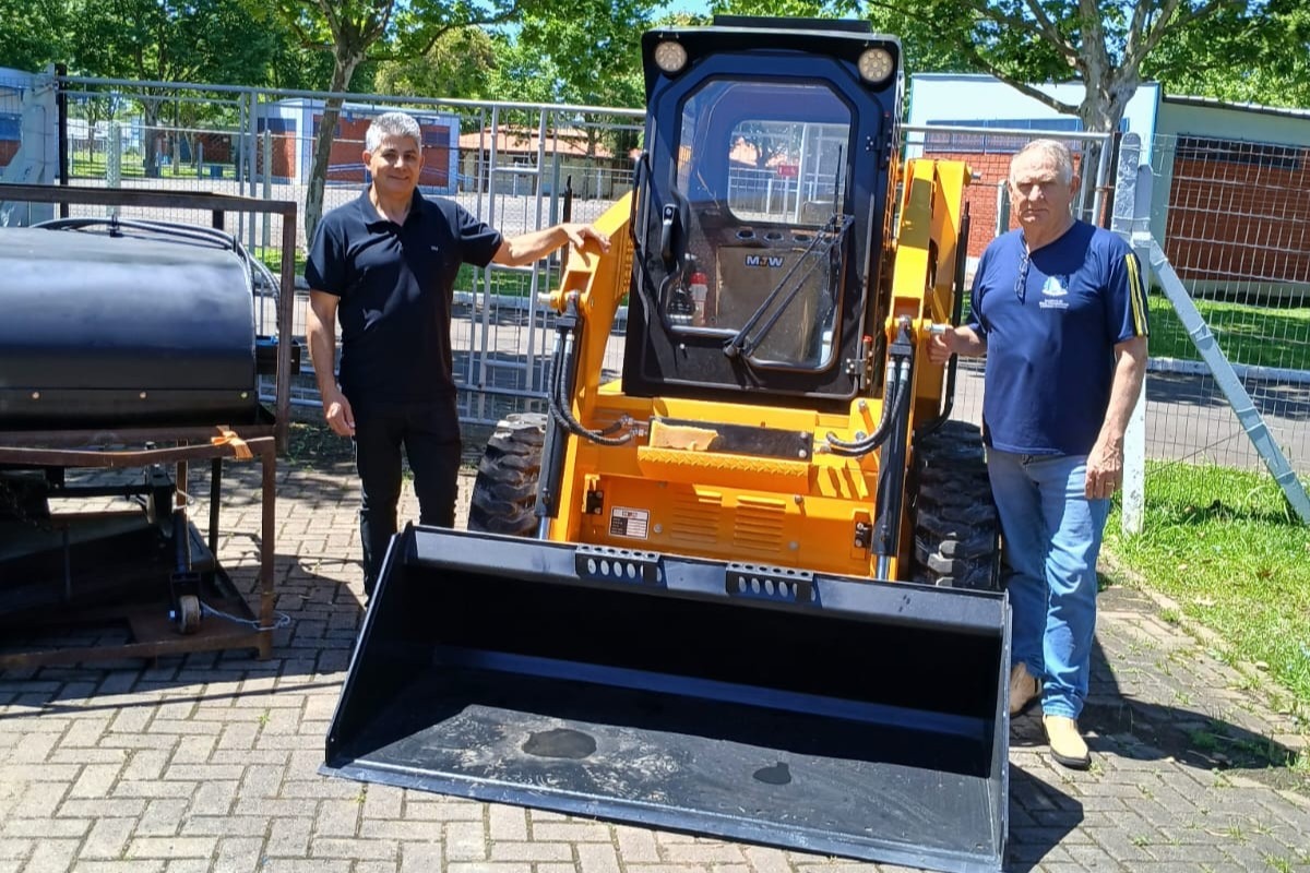Prefeitura adquire mini carregadeira para serviços da Secretaria de Obras