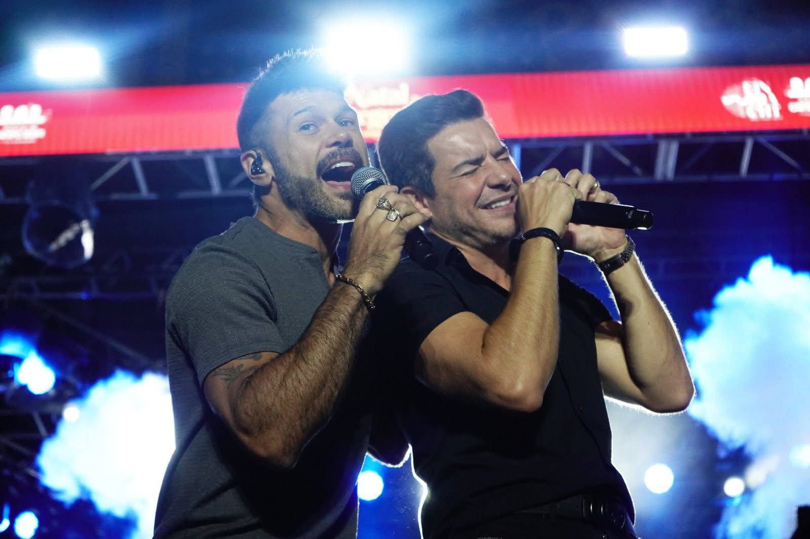 Dupla Marcos e Belutti lota Largo Irmãos Vetter e abre agenda de shows do Natal da Integração