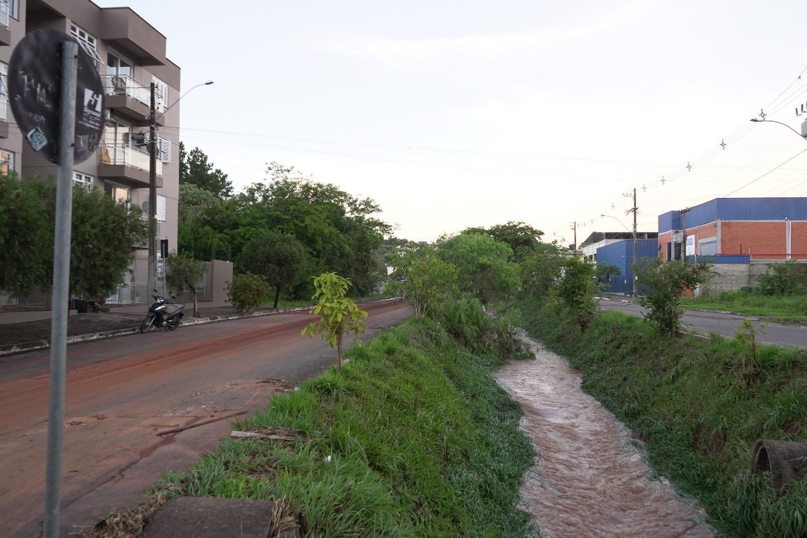 Equipes da Prefeitura trabalham para limpeza e desobstrução de vias e apoio a atingidos pelo temporal