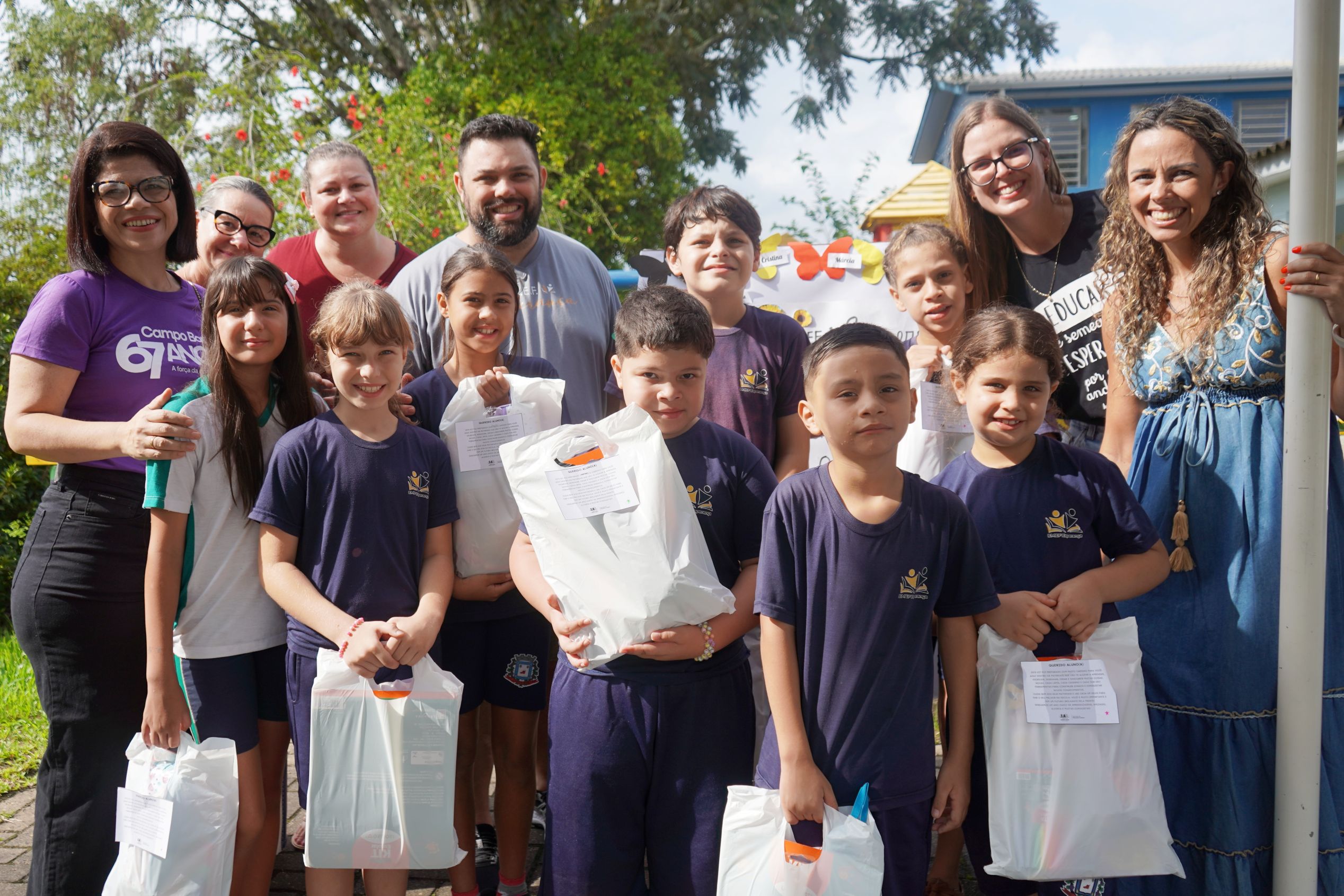 Prefeitura inicia entrega de kits escolares arrecadados no espetáculo com Thiago Lacerda