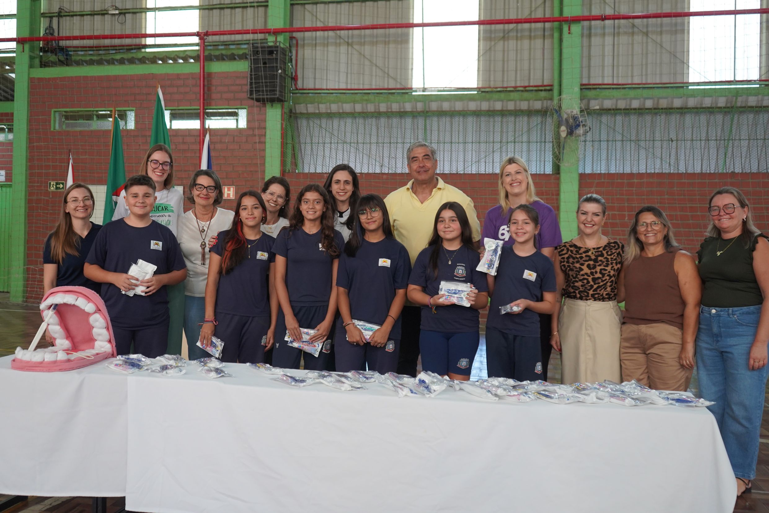 Prefeitura distribui cerca de 3.500 kits de higiene bucal para alunos da rede municipal
