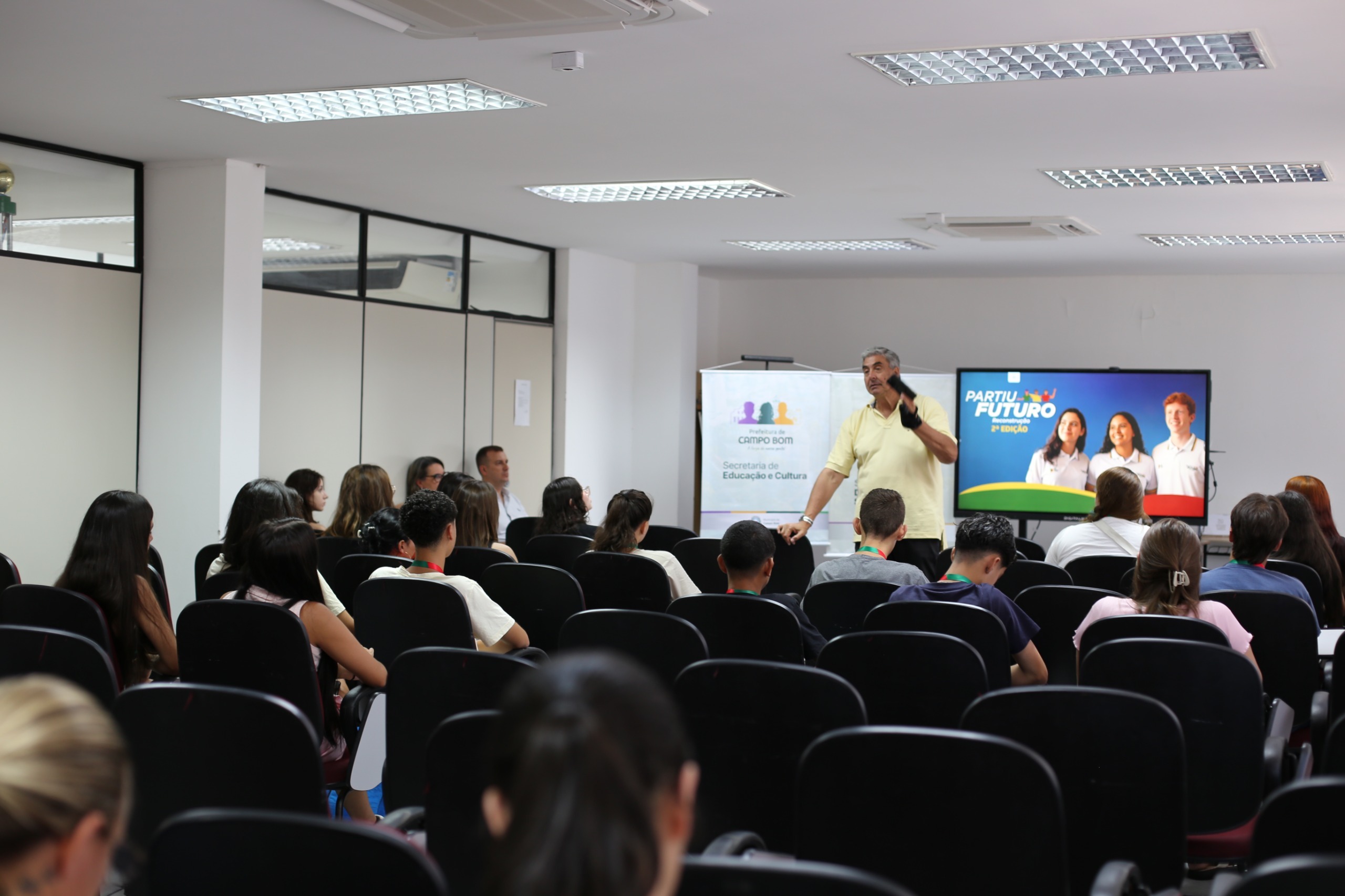 Prefeitura recebe jovens do Programa Partiu Futuro Reconstrução em encontro de boas-vindas