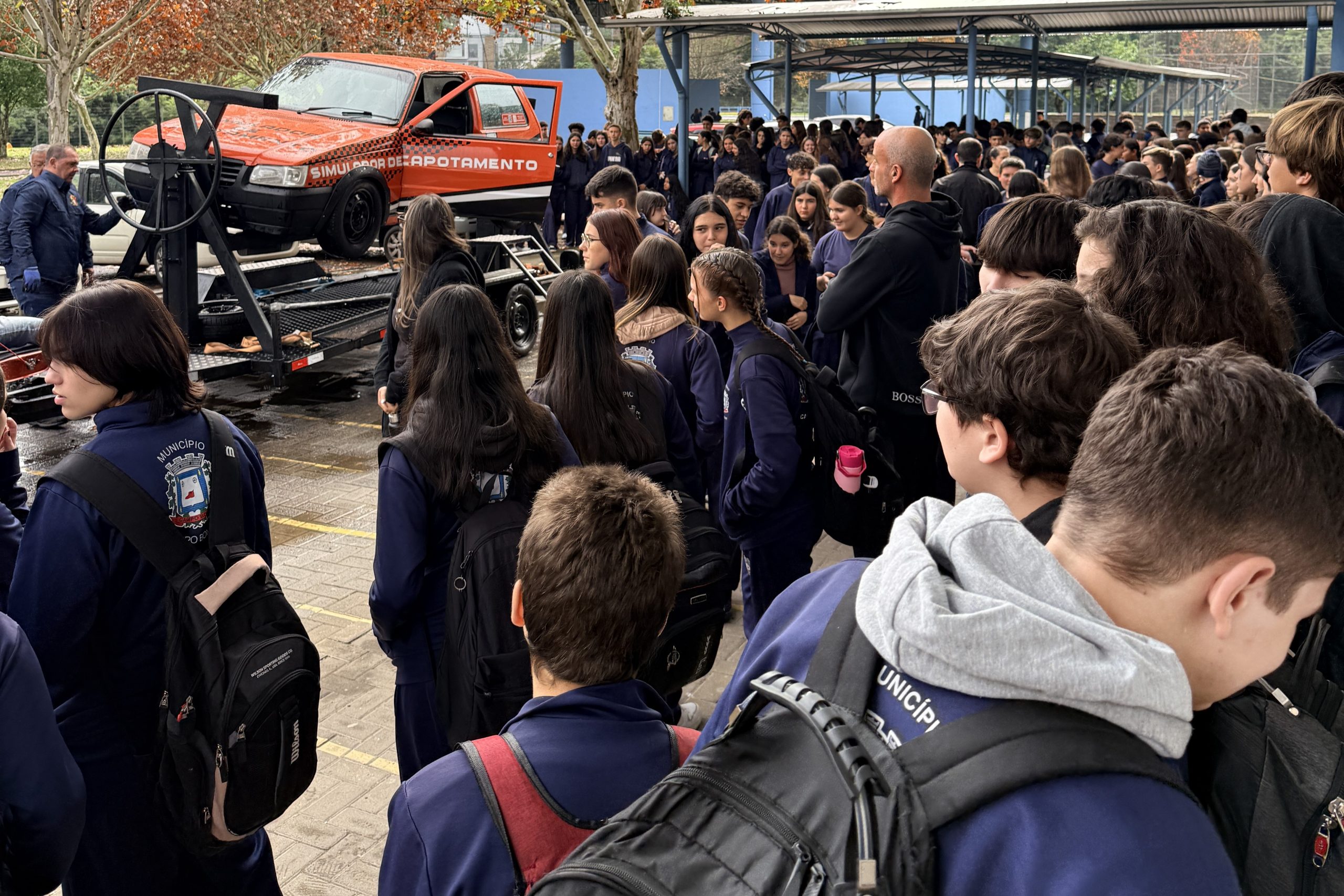Maio Amarelo leva palestra e simulador de capotamento à Escola Integral Cívico-Cidadã CEI