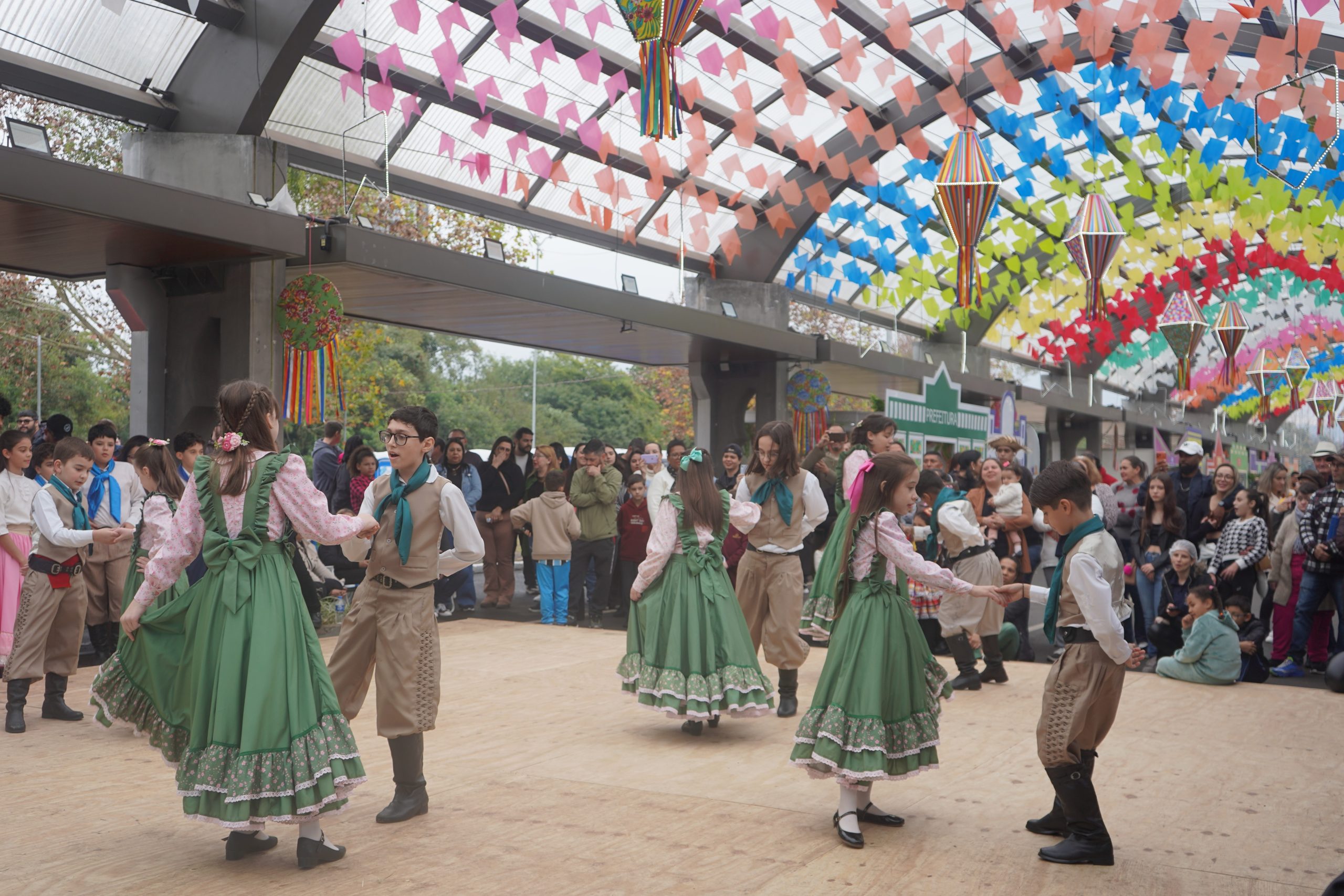 Arraial com muita cultura e tradicionalismo leva milhares de pessoas à Rua Coberta