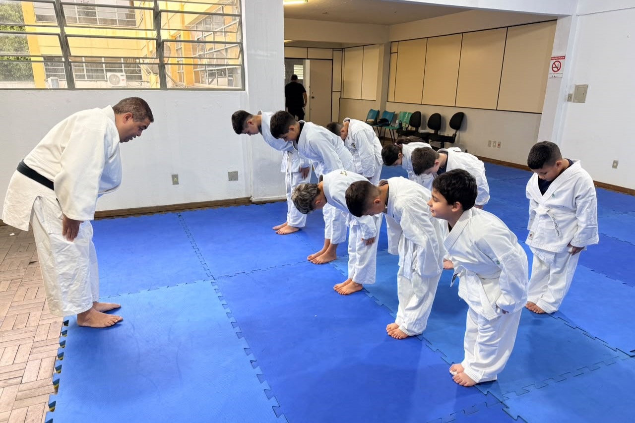 Projeto de Judô gratuito atende crianças e adolescentes no Ginásio Municipal