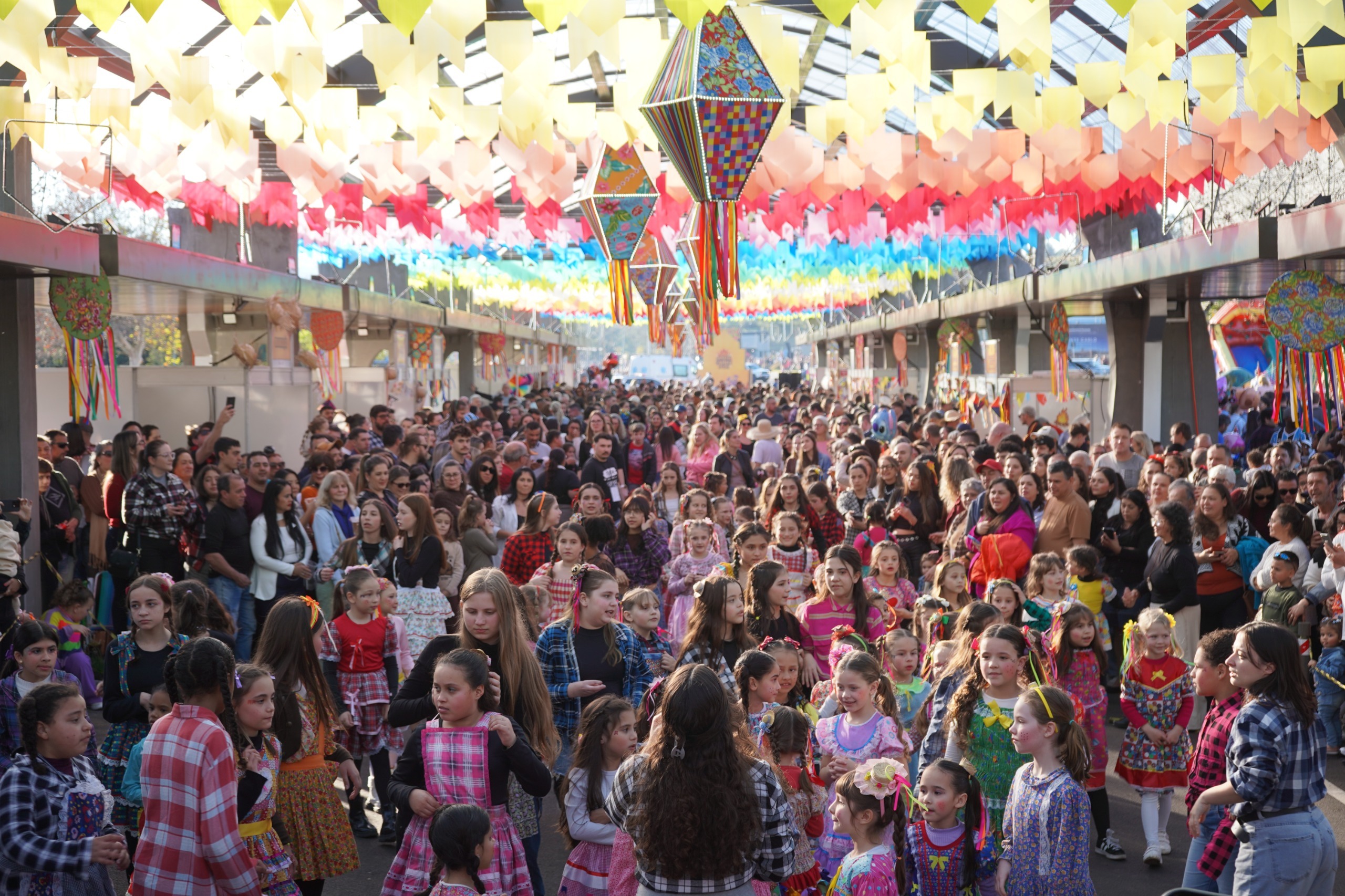 Arraial promete fim de semana com muita música, cultura e tradição na Rua Coberta
