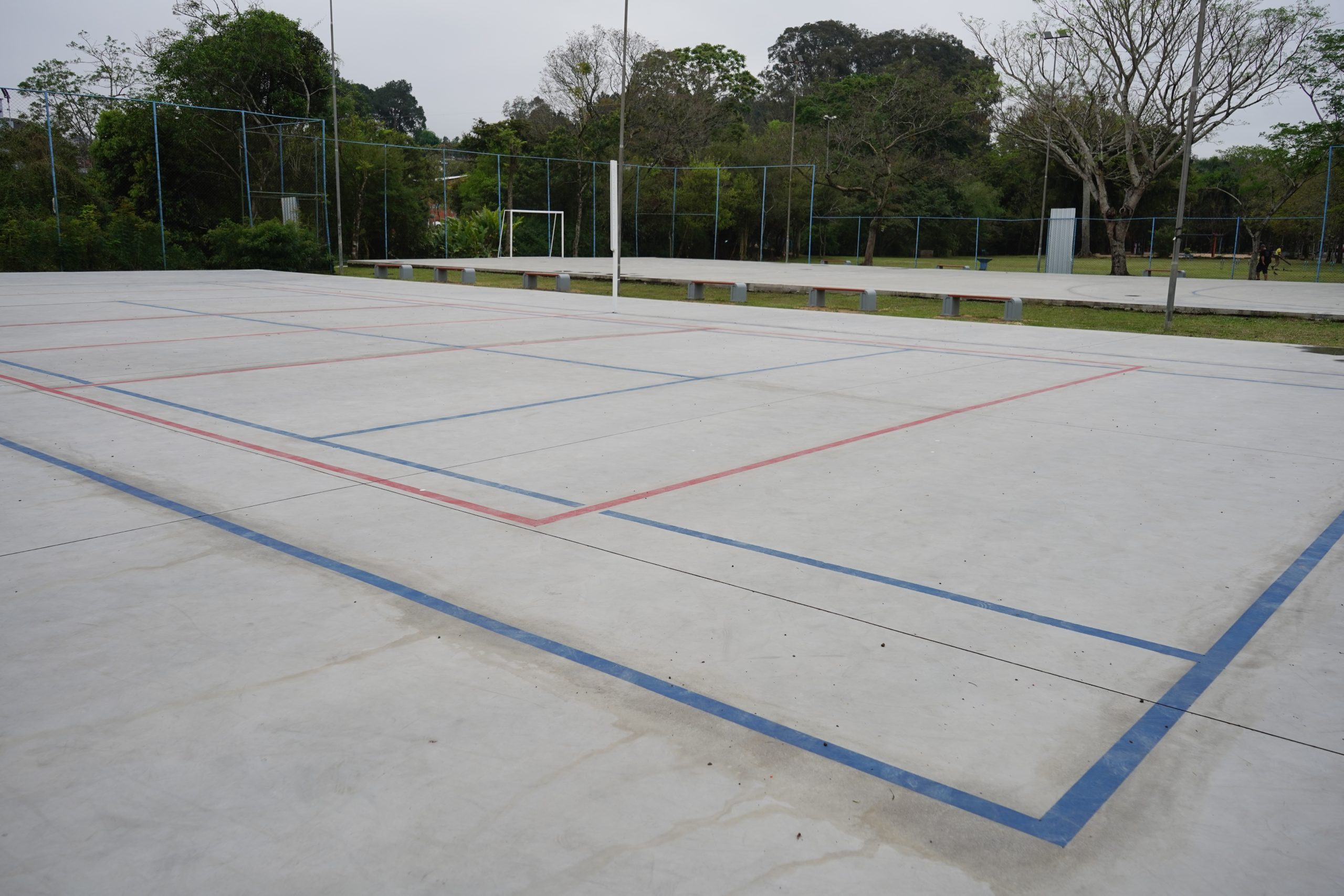 Comunidade recebe novos espaços esportivos no Parcão