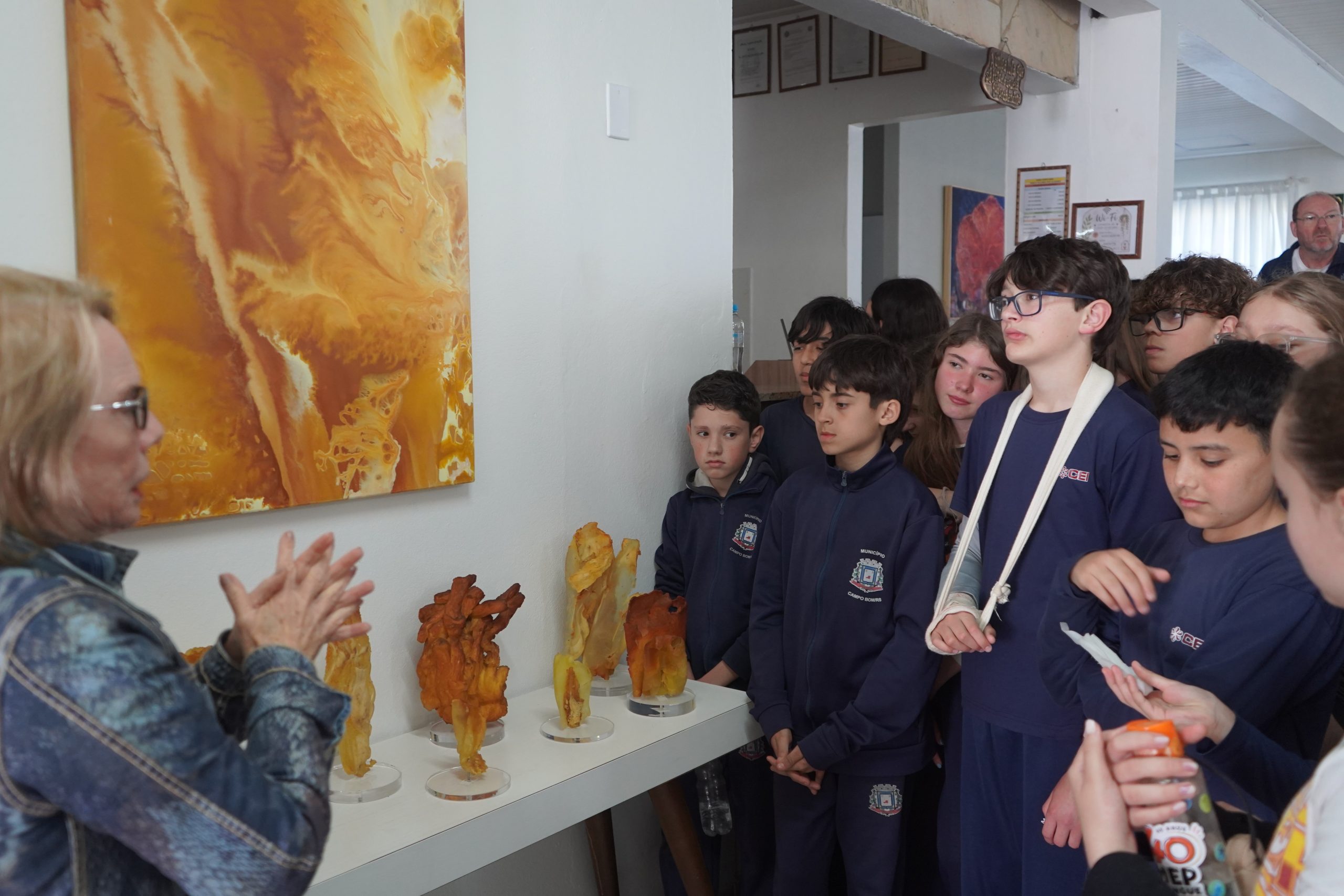 Alunos da rede municipal acompanham exposição sobre recursos hídricos na AABB